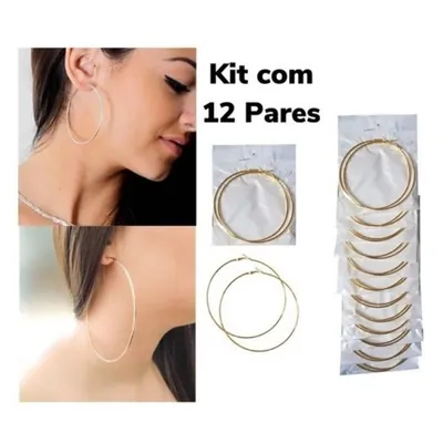 Mulheres usando argolas grandes e finas e uma pilha de cartelas com pares de argolas douradas