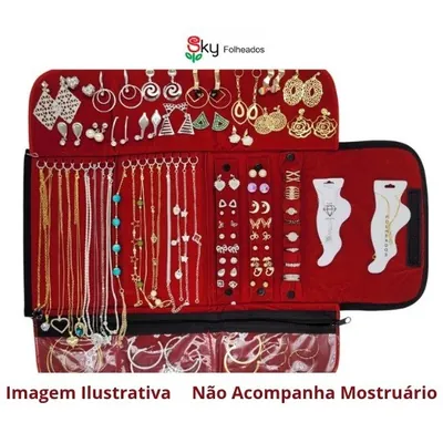Mostruário de veludo vermelho aberto, cheio de brincos, correntes, anéis e tornozeleiras douradas e prateadas