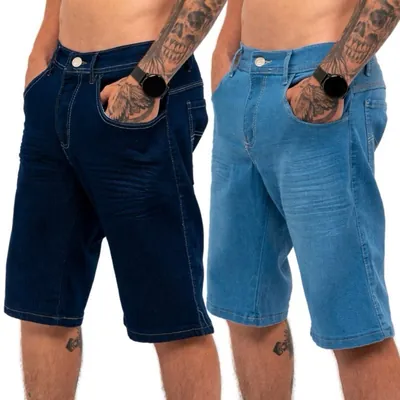 Homem vestindo duas bermudas jeans, uma azul-escura e outra azul-clara, com a mão no bolso dianteiro