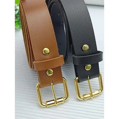 Dois cintos femininos lado a lado, um caramelo e um preto, com fivelas quadradas douradas e rebites dourados