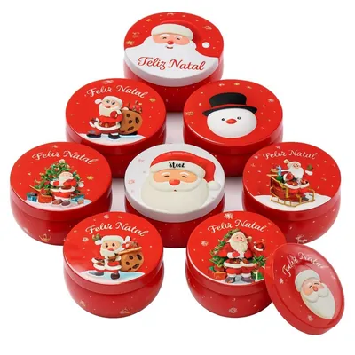 Latinhas redondas vermelhas com tampas estampadas de Papai Noel, boneco de neve e Feliz Natal, arrumadas em triângulo