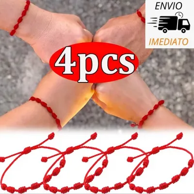 Quatro punhos com pulseiras de cordão vermelho com nós, unidos ao centro, e quatro pulseiras iguais abaixo