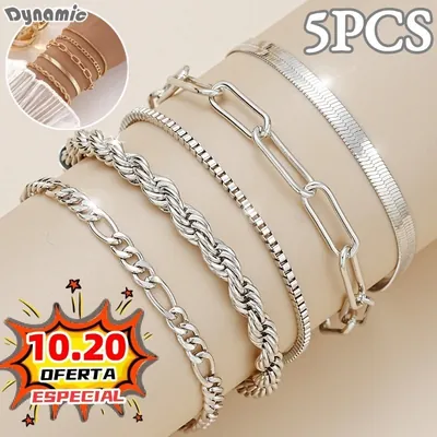 Cinco pulseiras prateadas de corrente num braço: figaro, torcida, veneziana, elos alongados e laminada achatada