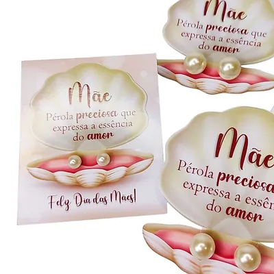 Tags em forma de concha creme e rosa com a frase Mãe, pérola preciosa, cada uma com um par de brincos de pérola branca