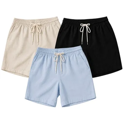 Três bermudas masculinas lisas em bege, preto e azul-claro, com cós elástico, cordão claro amarrado e bolsos laterais