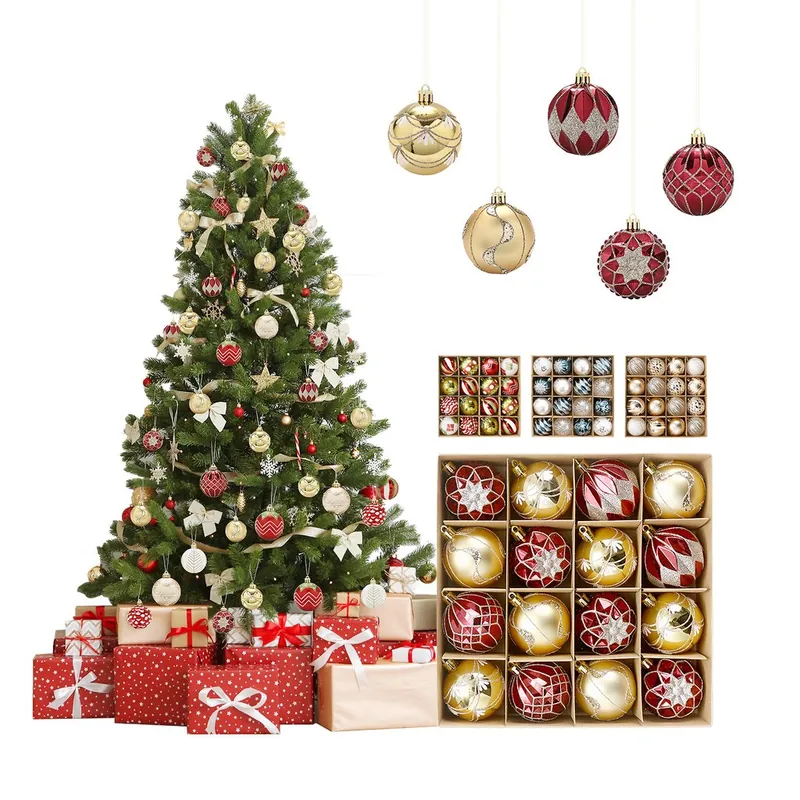 Caixa com 16 bolas de Natal bordô e douradas com desenhos em glitter, ao lado de árvore decorada e presentes