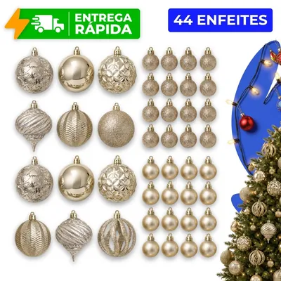 Bolas de Natal dourado champagne de vários modelos e tamanhos ao lado de árvore decorada com o mesmo tom
