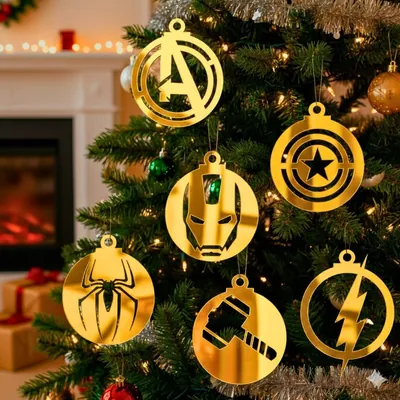 Seis enfeites redondos de acrílico espelhado dourado com símbolos de super-heróis pendurados em árvore de Natal
