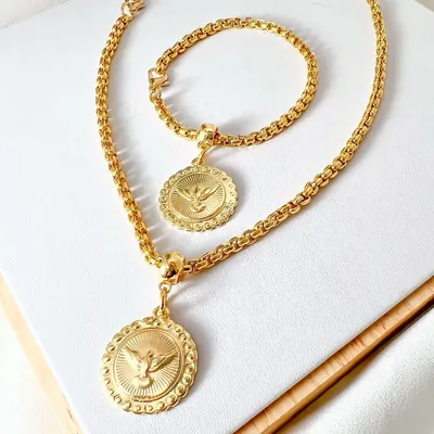 Choker e pulseira de corrente dourada elo português, cada um com medalha redonda da pomba do Espírito Santo