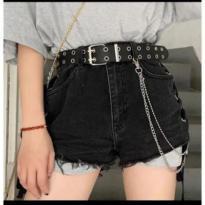 Cinto preto com duas fileiras de ilhós e fivela prateada, com corrente dupla pendurada, sobre short jeans preto