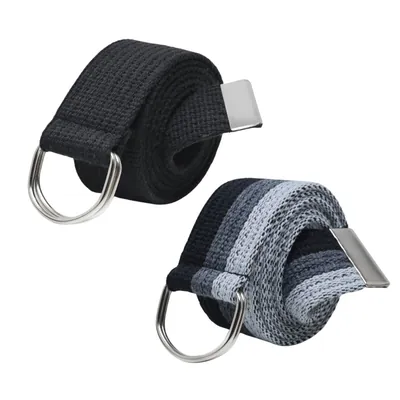 Dois cintos de lona enrolados com argolas metálicas em D, um preto e outro com listras do preto ao cinza-claro