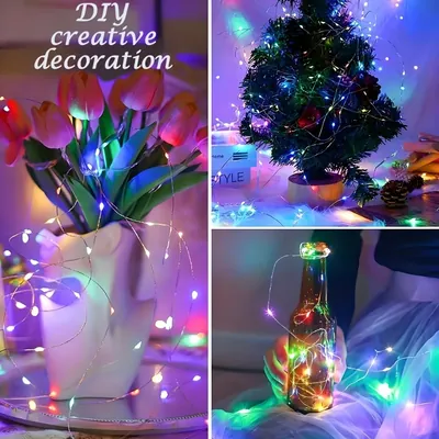 Montagem com fio de fada colorido num vaso de tulipas, numa árvore de Natal pequena e dentro de uma garrafa