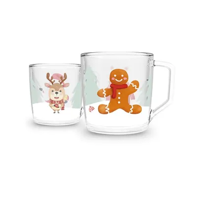 Duas canecas transparentes com desenho de rena de cachecol e boneco de gengibre entre pinheiros e neve