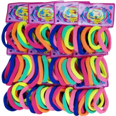 Cartelas com elásticos de cabelo de meia em azul, rosa, laranja, amarelo neon e verde-água, presos em papelão estampado