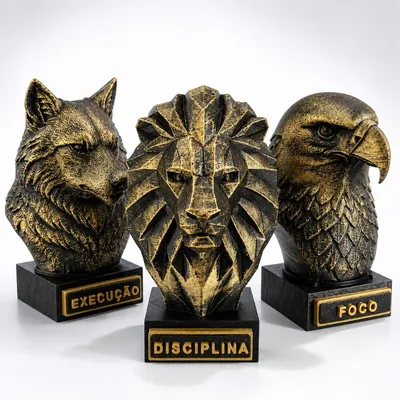 Três bustos em preto e dourado de lobo, leão facetado e águia sobre bases com placas Execução, Disciplina e Foco