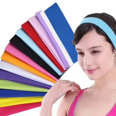 Leque de faixas de cabelo de tecido em várias cores e mulher usando uma faixa azul-clara na cabeça