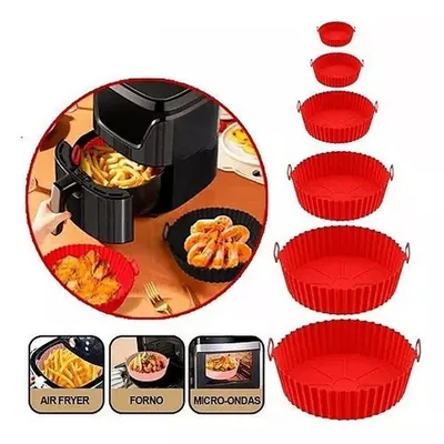 Seis formas redondas de silicone vermelho em tamanhos crescentes e air fryer preta com forma cheia de batata frita