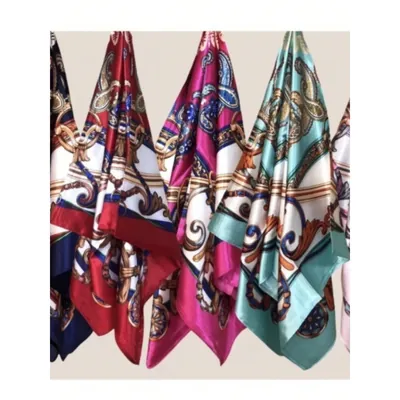 Lenços de cetim pendurados em azul-marinho, vermelho, pink e verde-água com estampa de correntes douradas e arabescos