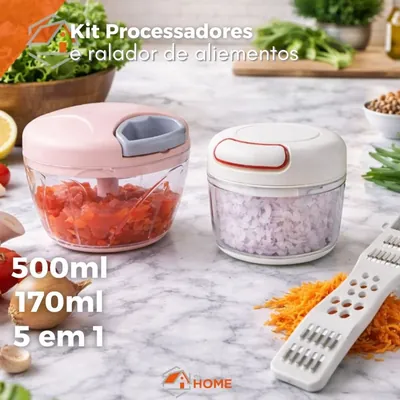Dois mini processadores de tampa rosa e branca com tomate e cebola picados, ao lado de um ralador branco e cenoura ralada