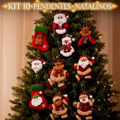 Dez enfeites de pelúcia com Papai Noel, renas, bonecos de neve, ursinho e meias vermelhas pendurados em árvore iluminada