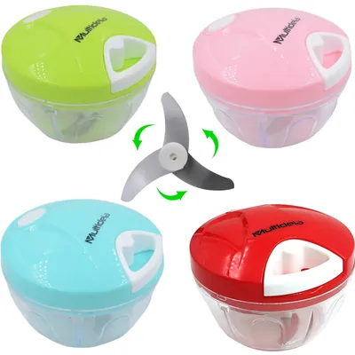 Quatro mini processadores manuais com tampas verde, rosa, azul e vermelha e uma lâmina de inox de três pontas ao centro