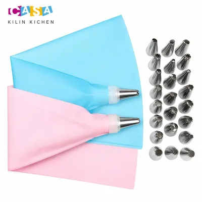 Dois sacos de confeitar de silicone, um azul e um rosa, com bicos encaixados e uma fileira de bicos metálicos ao lado