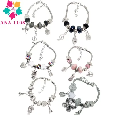Seis pulseiras prateadas de berloques com contas coloridas e pingentes de coruja, borboleta, coração, cadeado e torre