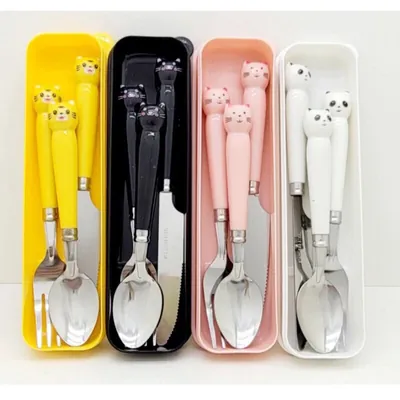 Quatro estojos de talheres amarelo, preto, rosa e branco, com garfo, colher e faca de cabos com cabeça de gato e panda