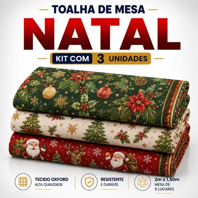 Três toalhas dobradas e empilhadas: verde com flores natalinas, creme com pinheiros e vermelha com Papai Noel e rena