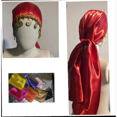 Lenço cigano vermelho brilhante com galão e moedas douradas em busto de manequim, e amostras do lenço em várias cores