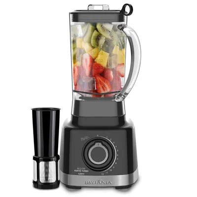 Liquidificador preto com faixa prateada, botão giratório, jarra transparente cheia de frutas e acessório com filtro ao lado