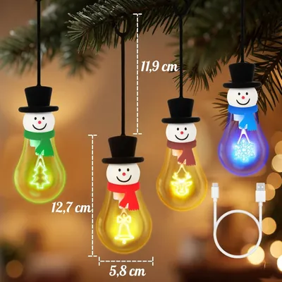 Quatro luminárias em forma de lâmpada com cabeça de boneco de neve e cachecóis coloridos penduradas em galho de pinheiro