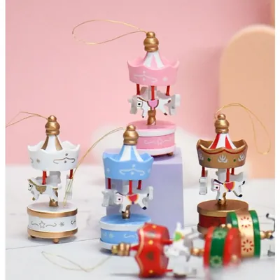 Mini carrosséis de madeira rosa, branco, azul, dourado e vermelho com cavalinhos brancos e cordão dourado
