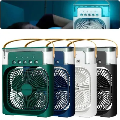 Quatro mini climatizadores com alça clara, nas cores verde, azul-marinho, branco e preto, e um deles aceso no quarto