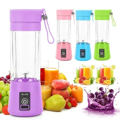 Mini liquidificadores portáteis lilás, rosa, azul e verde com copo transparente, cercados de frutas e copos de suco