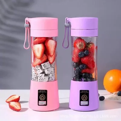 Dois mini liquidificadores portáteis, rosa e lilás, com morangos, pitaia e mirtilos dentro do copo transparente