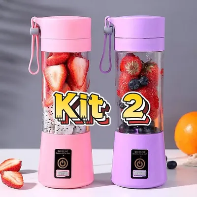 Dois mini liquidificadores portáteis, um rosa e um lilás, com copos transparentes cheios de morango, pitaia e mirtilo