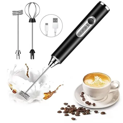 Mini mixer preto com botões, haste de mola e haste de fouet, cabo USB, leite espirrando e xícara de cappuccino