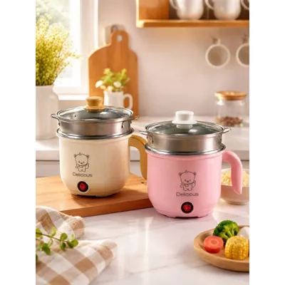 Duas mini panelas elétricas, uma creme e outra rosa, com ursinho, tampa de vidro e cesto de inox numa cozinha clara