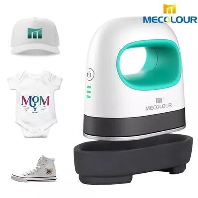 Mini prensa térmica branca com alça verde e base preta, ao lado de boné, body de bebê e tênis personalizados