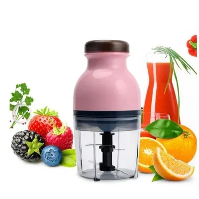 Mini processador com corpo rosa em formato de garrafa e copo transparente com lâminas, cercado de frutas e ervas