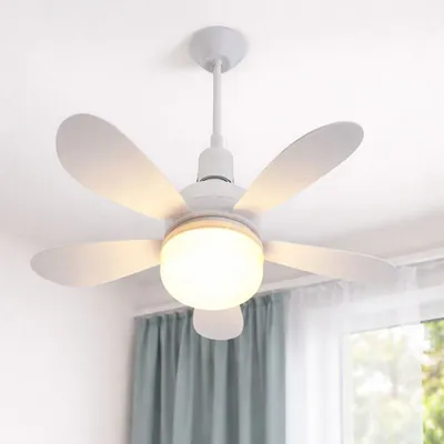 Mini ventilador de teto branco com pás ovais e globo de luz acesa, preso por haste ao teto de um quarto com cortinas