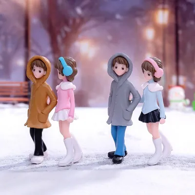 Dois casais em miniatura com casacos de inverno e botas brancas caminhando de braços dados sobre neve artificial