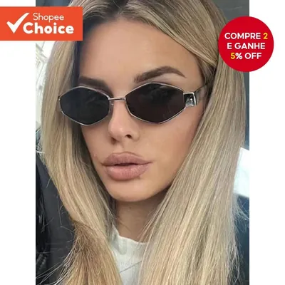 Mulher de cabelo liso usando óculos de sol geométricos de armação prateada fina e lentes escuras