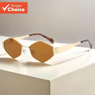 Óculos de sol de armação dourada pequena, lentes marrons geométricas e ponteiras tartaruga sobre base bege