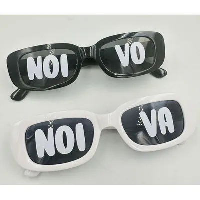 Dois óculos retrô retangulares, um preto escrito NOIVO e um branco escrito NOIVA em letras brancas nas lentes escuras