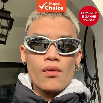 Rapaz de cabelo descolorido usando óculos de sol esportivo envolvente de armação prateada e lentes espelhadas