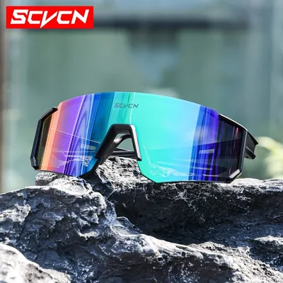Óculos esportivo de lente única espelhada em azul, verde e roxo com armação preta, apoiado sobre uma pedra escura
