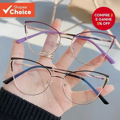 Mão segurando dois óculos de metal olho de gato, um lilás e outro preto, com aros dourados finos e lentes transparentes
