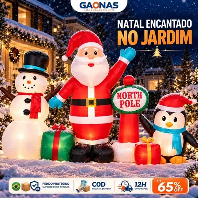 Papai Noel inflável iluminado acenando em jardim com neve, ao lado de boneco de neve, pinguim e placa North Pole